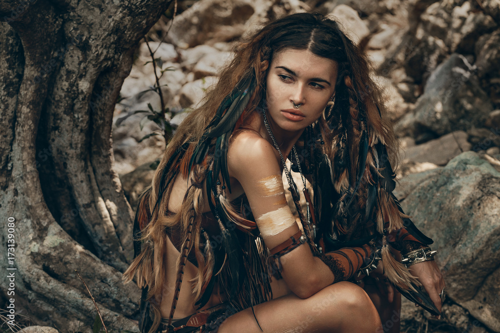 Naklejka premium wild amazon woman in forest