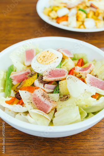 Tuna meat and egg with vegetable salad