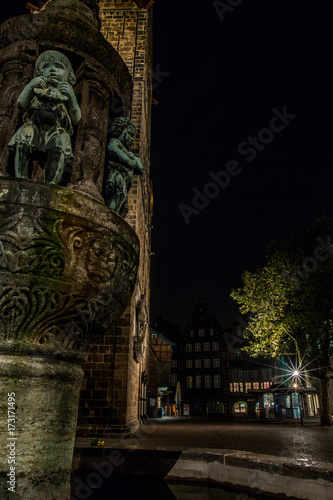 Brunnen vor einer Kirche in der Bremer Altstadt bei Nacht