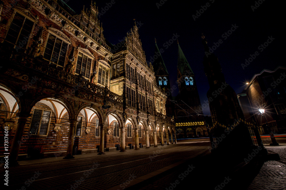 Rathaus und Dom in Bremen bei Nacht