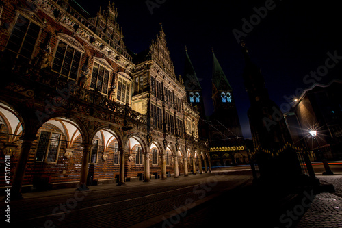Rathaus und Dom in Bremen bei Nacht