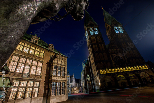 Rathaus und Dom in Bremen bei Nacht photo