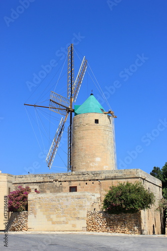 Die berühmte Ta'Kola-Windmühle auf der Insel Gozo (Malta)