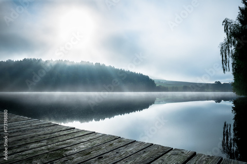 See mit Nebel und Steg