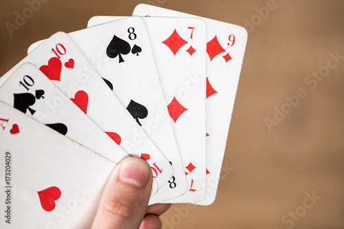 Spielkarten in Männerhänden