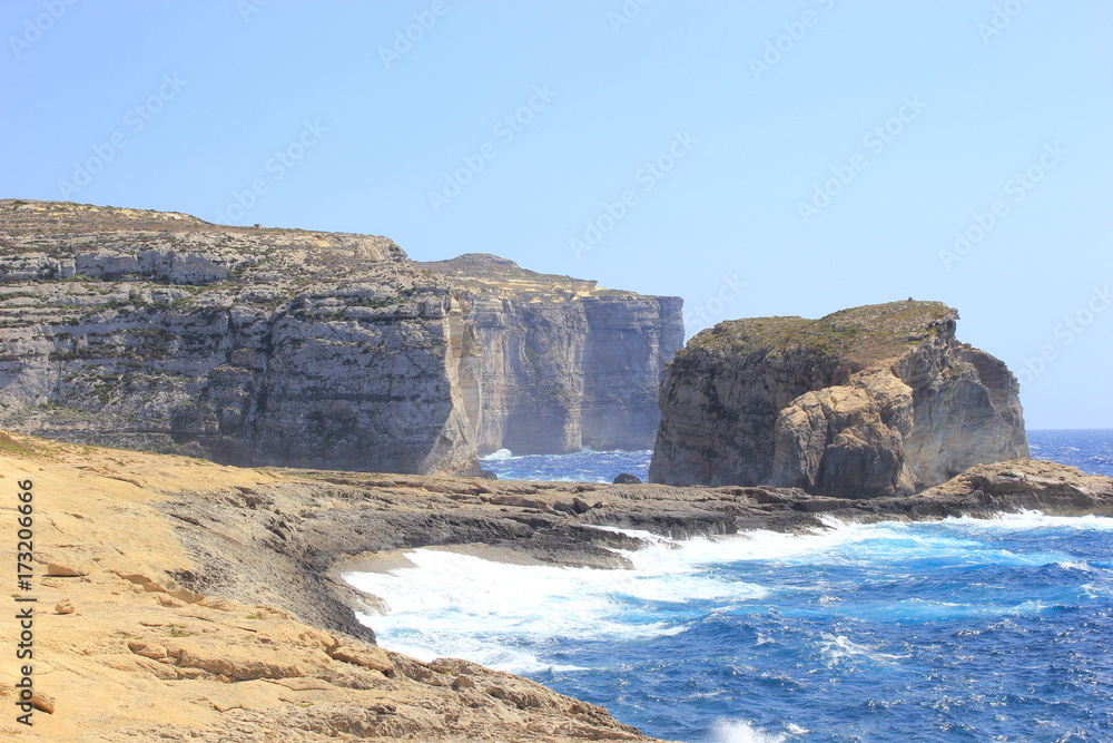 Blick auf die berühmte Felsenküste der Insel Gozo auf Malta
