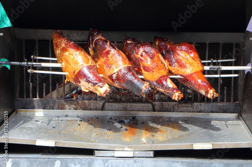 Fotografie Jambons grillés à la broche