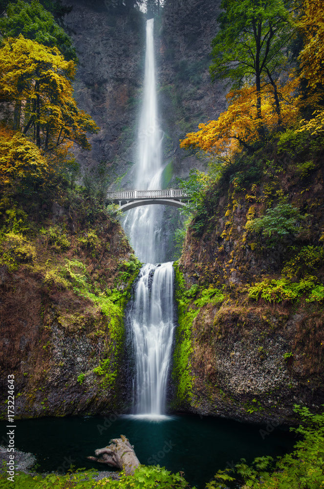 Fototapeta premium Multnomah Falls and Colors