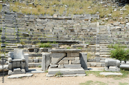 Autel du théâtre antique de la cité de Priène en Anatolie © arvernho