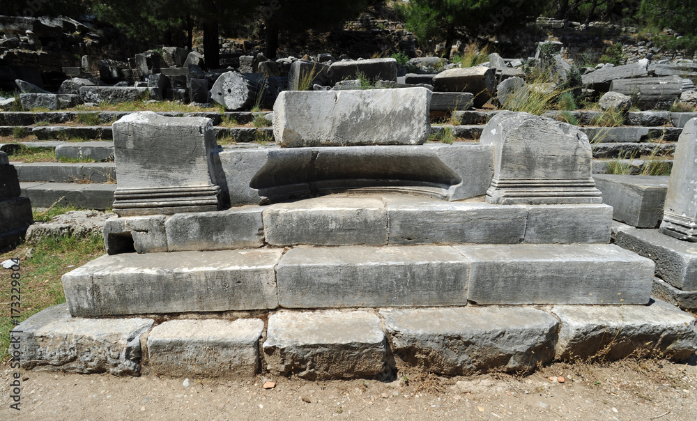 Exèdre sur l'agora de la cité de Priène en Anatolie