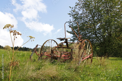 Alter, rostiger Traktor, Mähdrescher auf einer Wiese, einem Feld