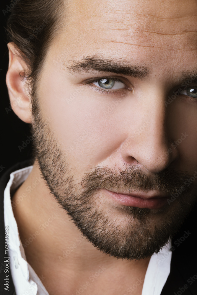 Obraz premium Volto maschile con occhi azzurri