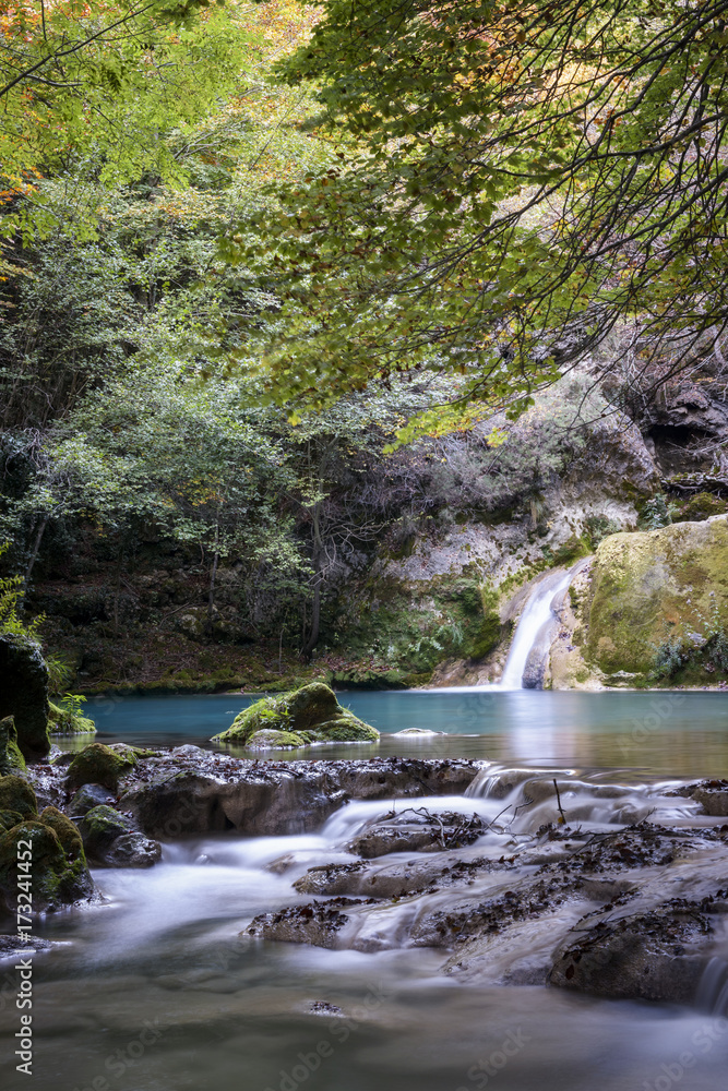 Fototapeta premium Pequeña cascada en el río Urederra. Navarra. España