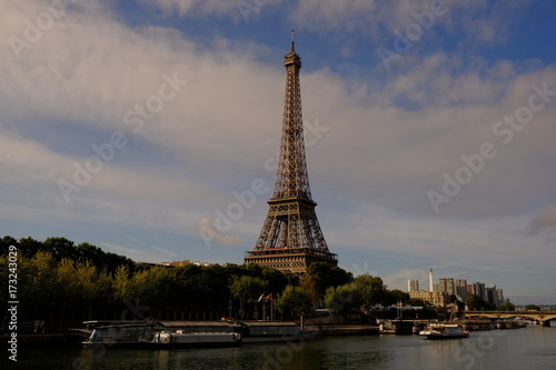 Tour Eiffel du matin à Paris, France © LASOUR