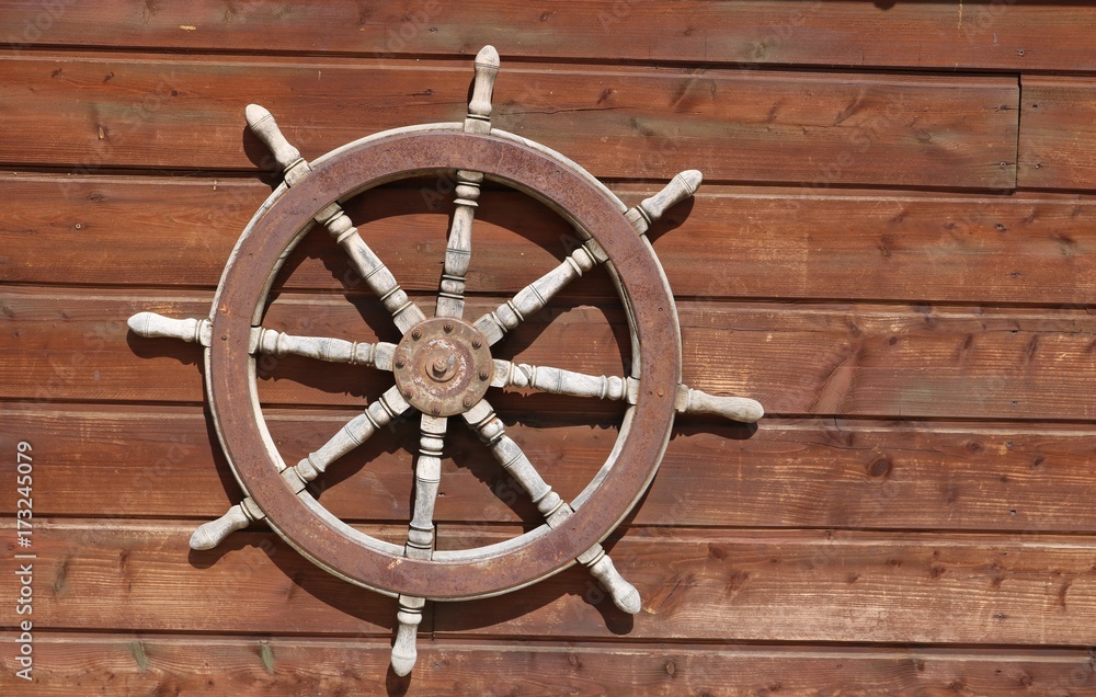 Obraz premium Dekoratives Steuerrad eines Schiffes