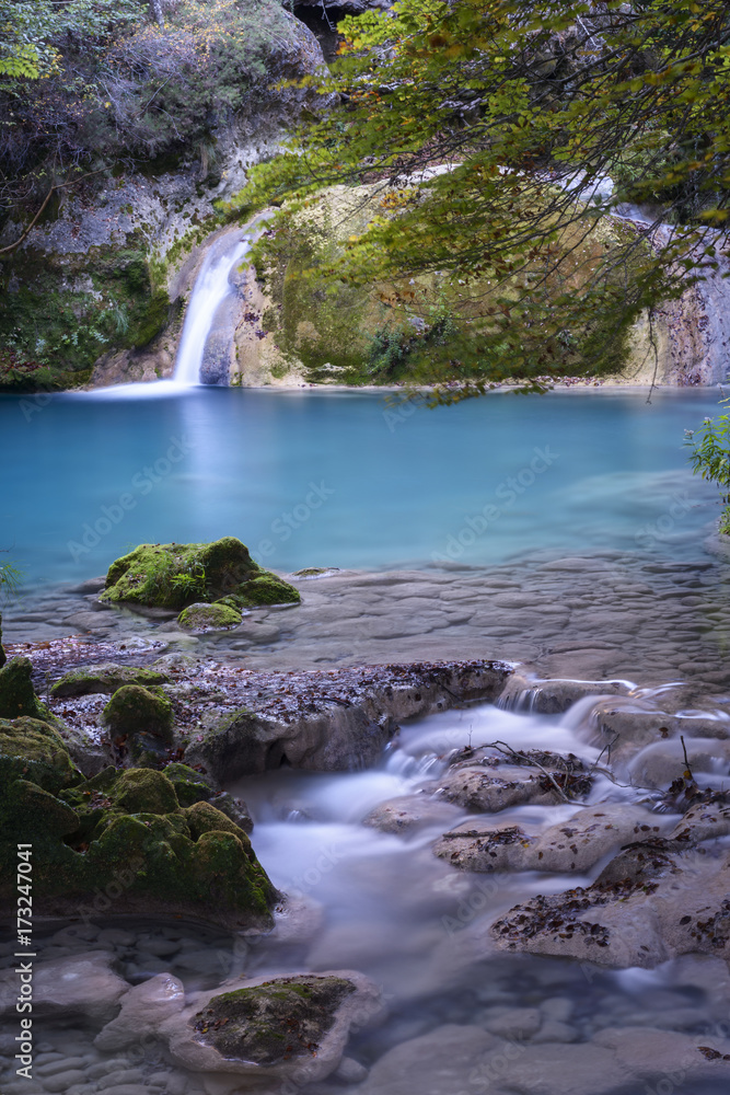 Fototapeta premium Pequeña cascada en el río Urederra. Navarra. España