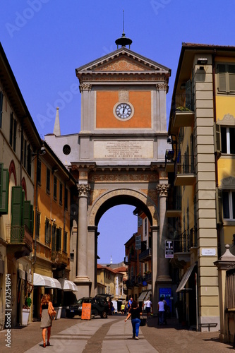Schilderij op canvas Main street in an Italian city Chieri