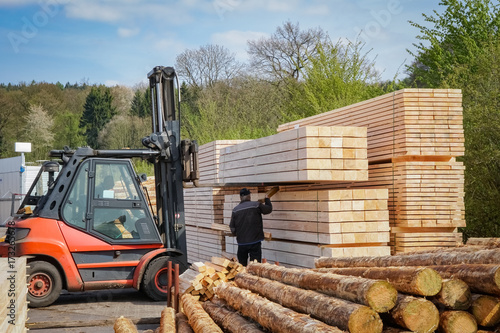 Holzindustrie - Sägewerk,  Bauholz wird gestapelt