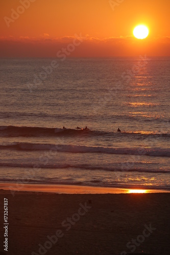 Session de surf au couché de soleil