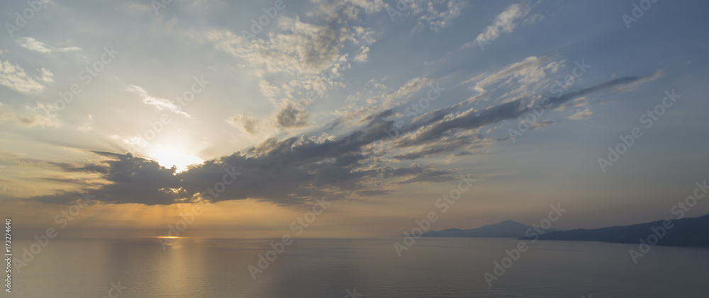 Sonne und Wolken an der Küste des Cilento bei Palinuro, Italien