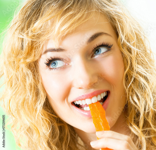 Young woman eating carrots