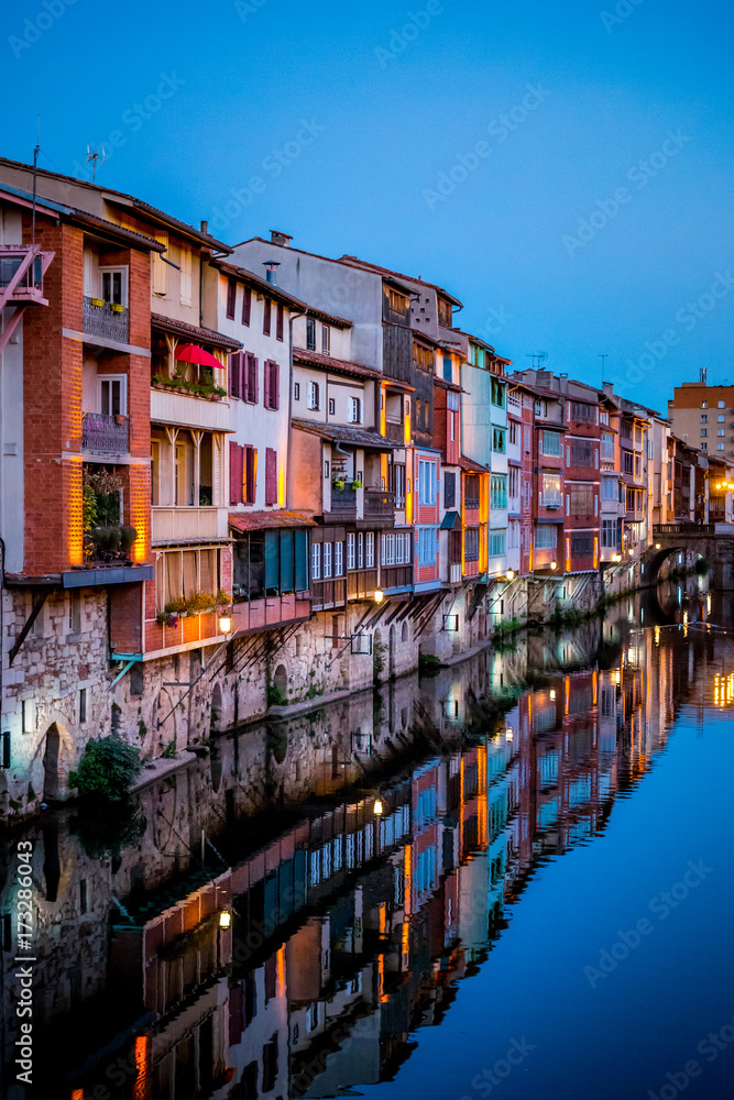 Reflets sur la rivière l'Agout à Castres de nuit Reflets sur la rivière l'Agout à Castres de nuit