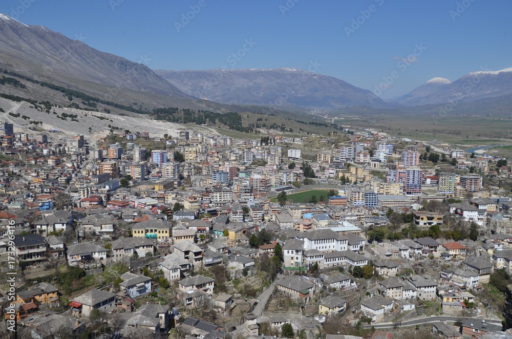 Dans les montagnes albanaises, Ville de Gjirokastër ou Gjirokastra au sud de Tirana