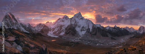 Stampa su tela Mount Everest Range at sunrise