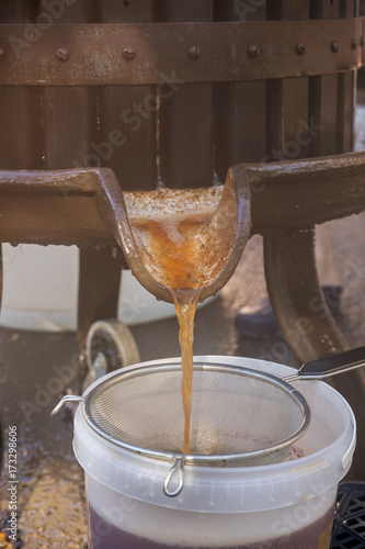 Préparation du jus de pomme avec un pressoir à fruits ancien