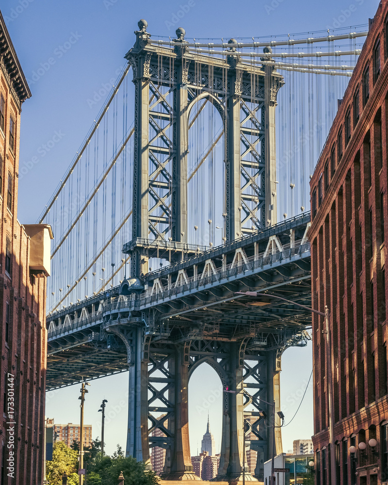Fototapeta premium Empire State Building przez Manhattan Bridge, NY