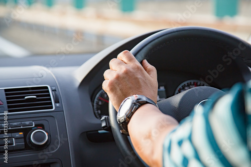 運転する男性