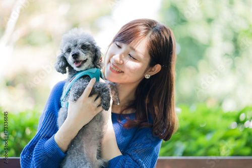 犬の散歩、女性、ベンチ photo