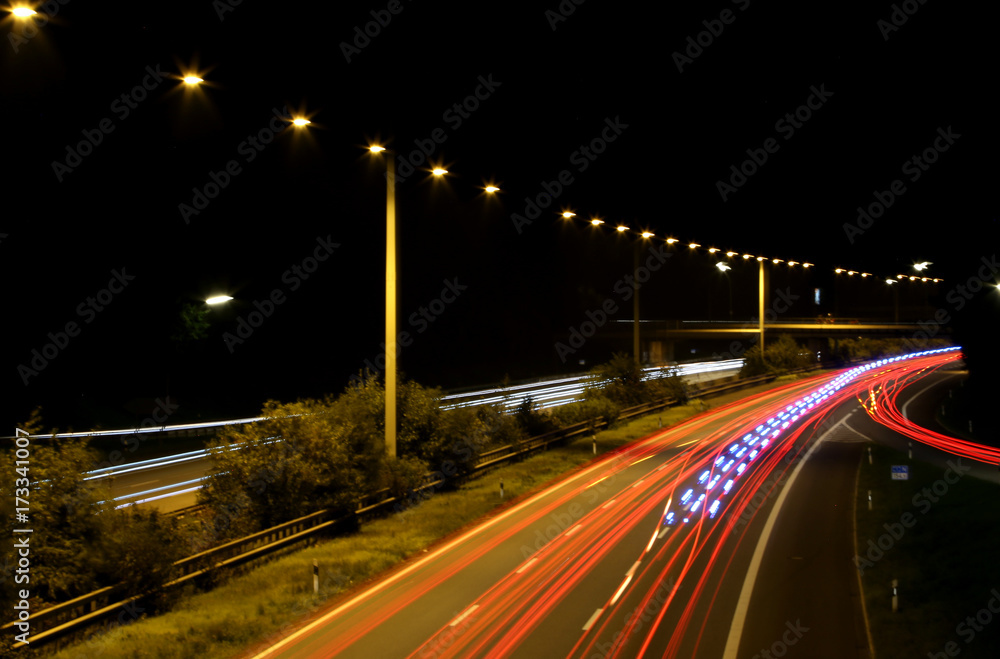 Autobahn bei Nacht Langzeitaufnahme mit Lichtstreifen