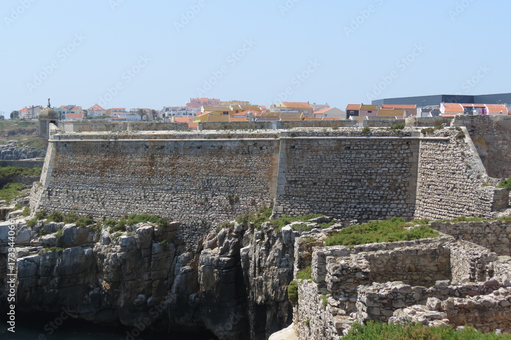Portugal - Peniche - Remparts de la citadelle et vue sur la ville