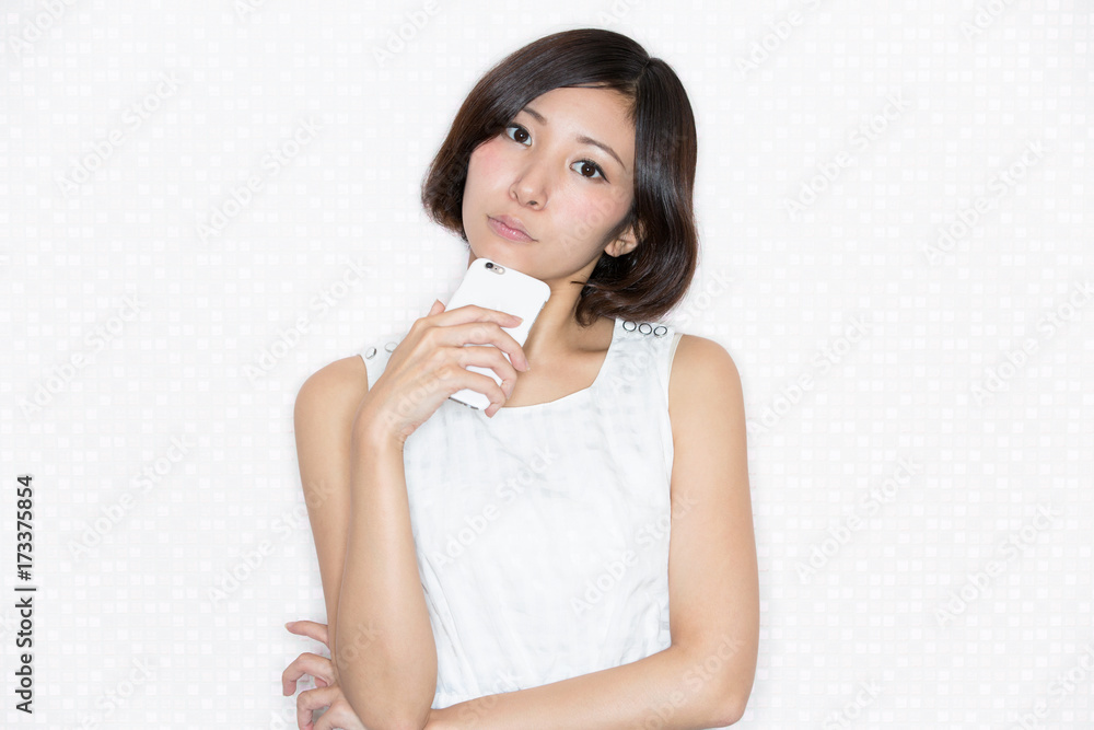 スマートフォン・考える女性 スマートフォン・考える女性