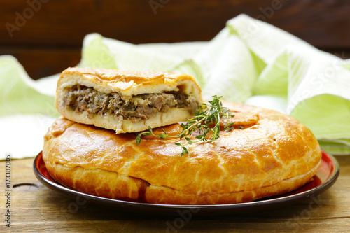 Фотография homemade meat pie with thyme for lunch