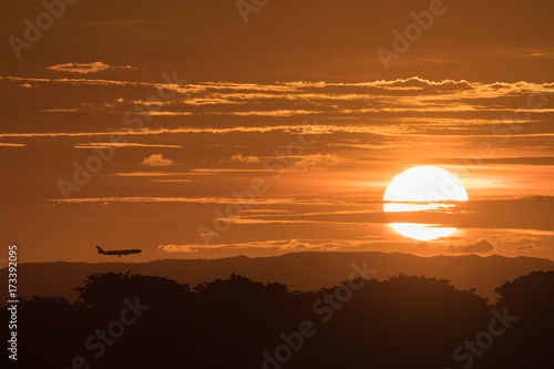 夕焼けと飛行機