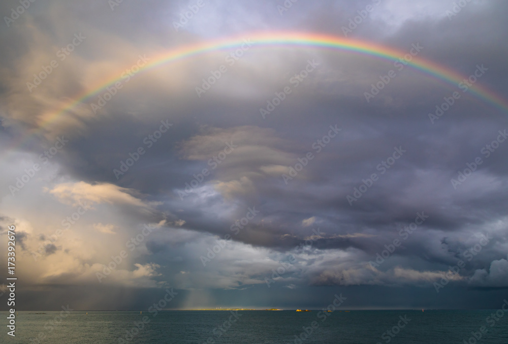海上に現れた雨上がりの虹