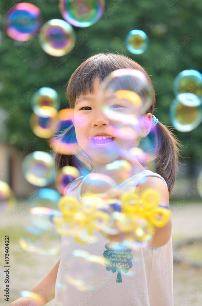 シャボン玉を飛ばす女の子