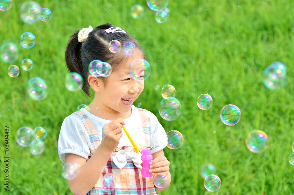 シャボン玉で遊ぶ女の子 シャボン玉で遊ぶ女の子