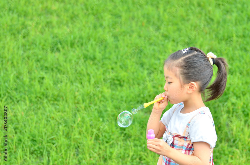 シャボン玉をふくらませる女の子 Stock Photo Adobe Stock