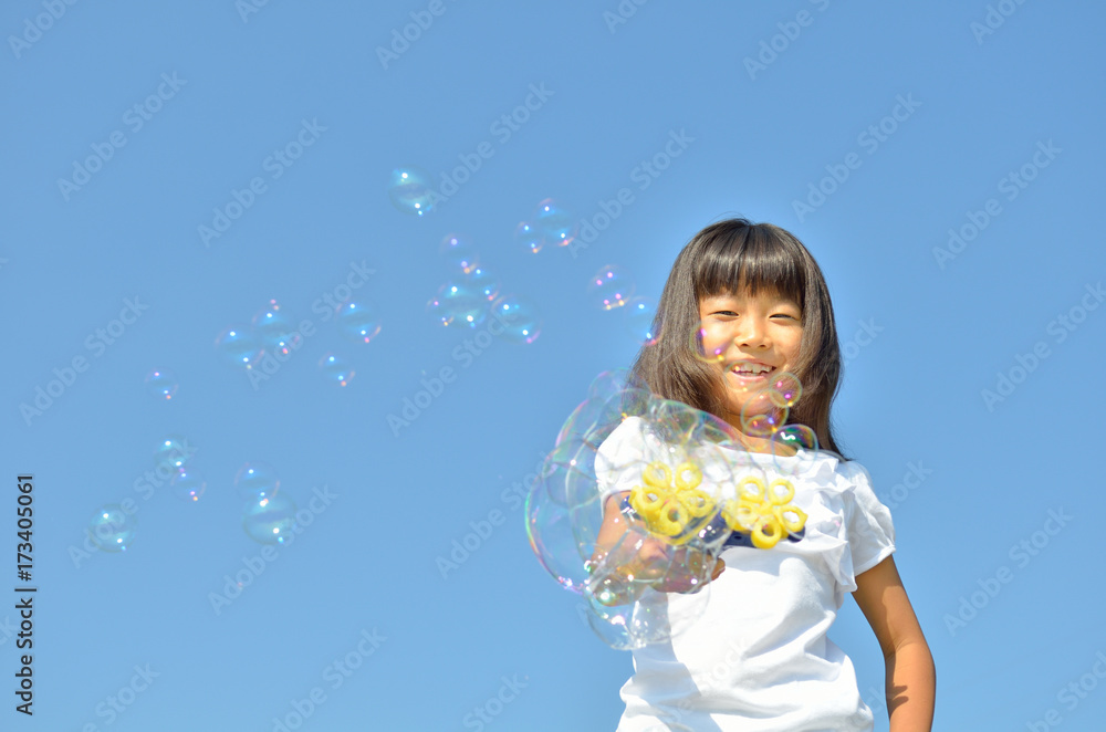 青空でシャボン玉遊びをする女の子 Stock 写真 Adobe Stock