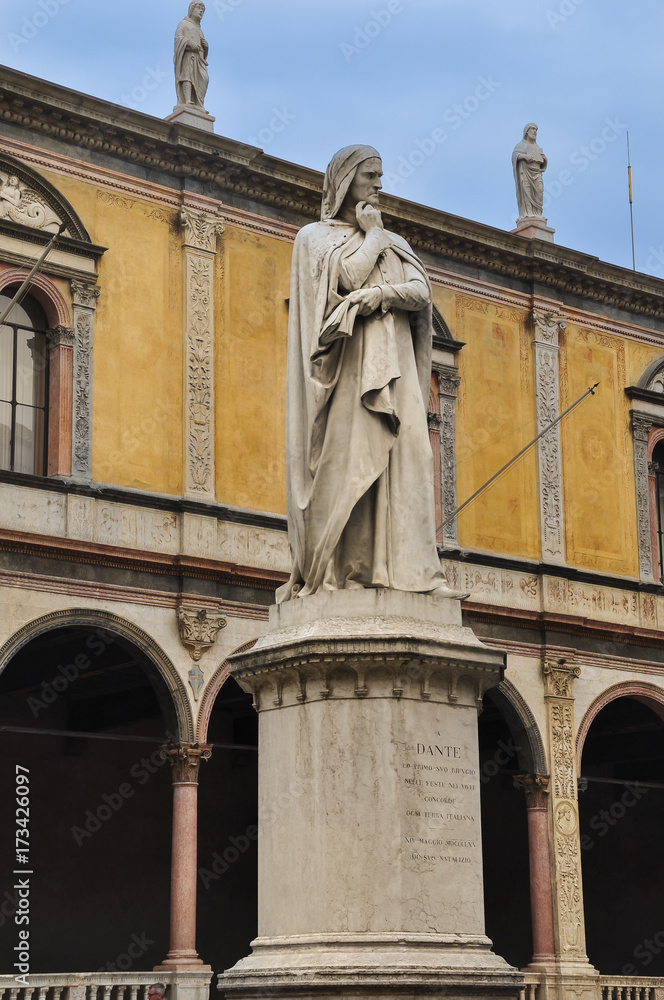 Statue von Dante in Verona