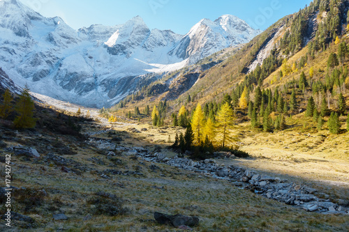 Bergpanorama mit Herbst und Winter in den Alpen © by paul