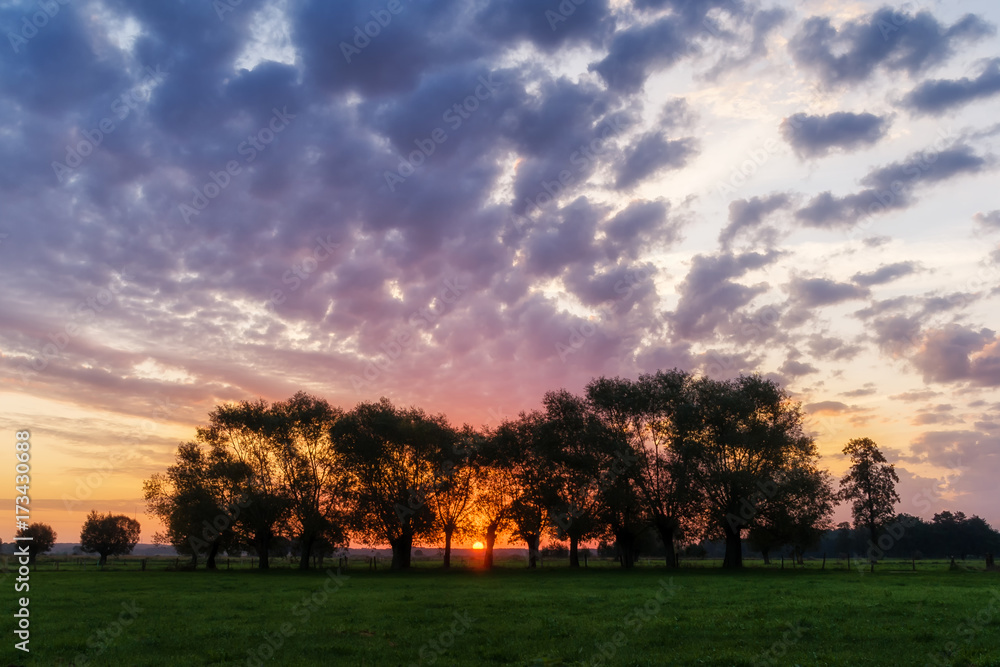 Naklejka premium Wschód słońca