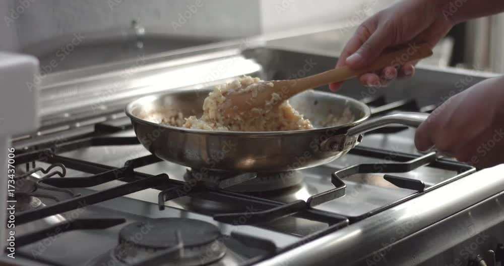 Cooking leeks and parmesan risotto video Cooking leeks and parmesan risotto video