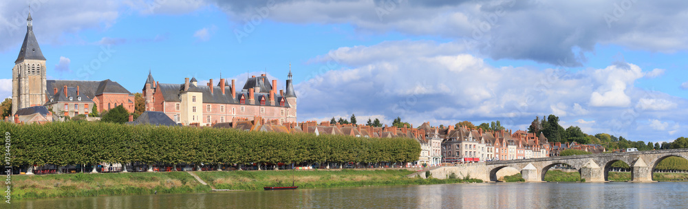 Gien, église Sainte-Jeanne-d'Arc, château, bords de Loire 