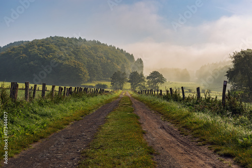 Pfad in schöner Landschaft im Hochsauerland mit Wäldern, Bergen und Wolken