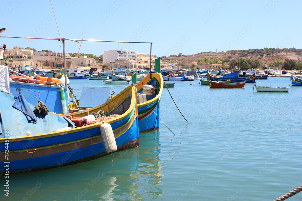 Blick über den malerischen Hafen von Marsaxlokk auf Malta