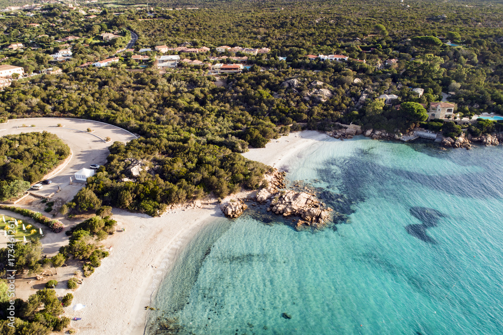 Spettacolare Vista Aerea Della Spiaggia Di Capriccioli In Costa spettacolare-vista-aerea-della-spiaggia-di-capriccioli-in-costa